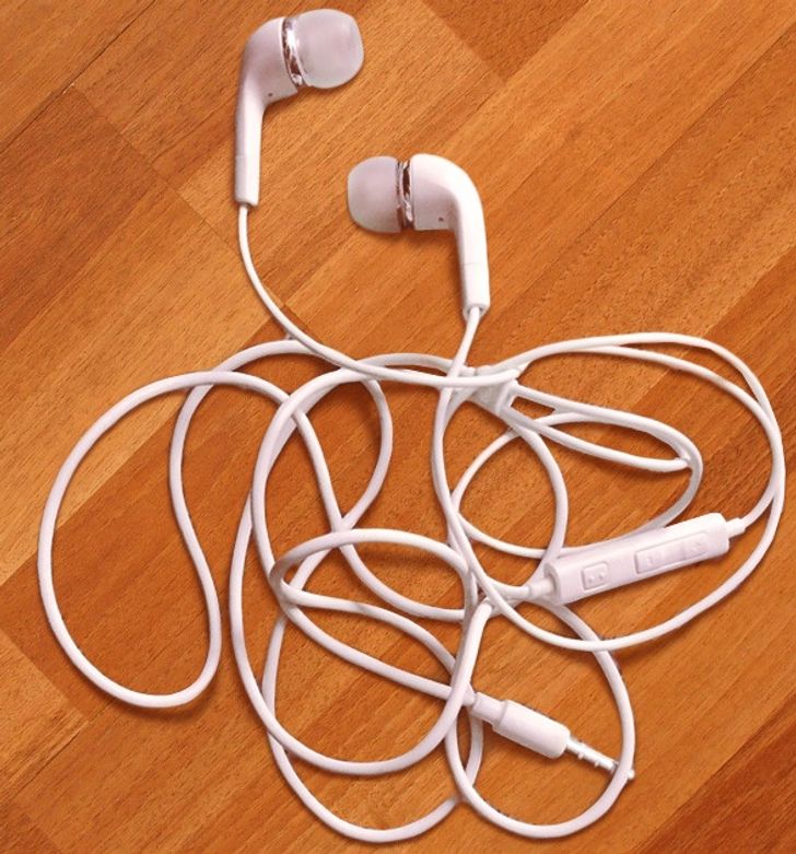 ۱۱ وسیله شخصی که حتی با نزدیکان تان هم نباید آن ها را شریک شوید 31 1696919024 767 ۱۱ وسیله شخصی که حتی با نزدیکان تان هم نباید