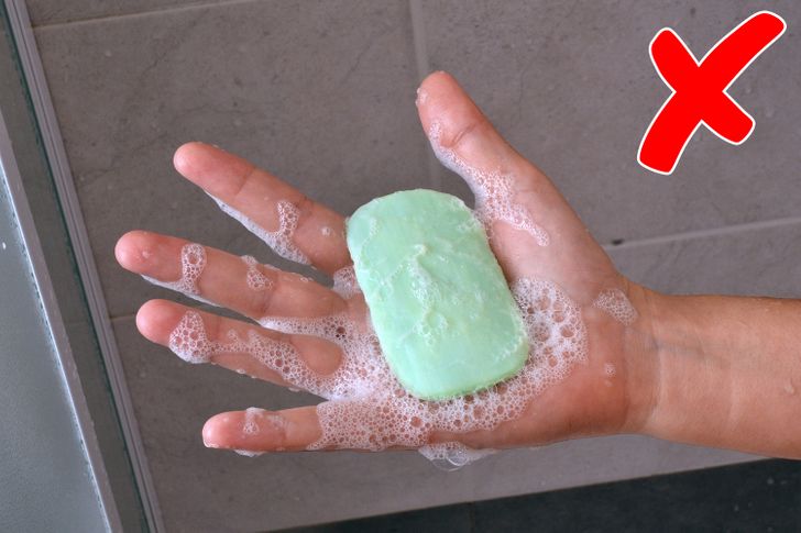 ۱۱ وسیله شخصی که حتی با نزدیکان تان هم نباید آن ها را شریک شوید 26 1696919024 824 ۱۱ وسیله شخصی که حتی با نزدیکان تان هم نباید