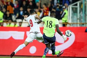 چمن ورزشگاه آزادی، بازی ایران