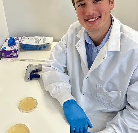 ویدئوی ترسناکی از دورهمی باکتری‌ها در کف دست یک کودک!