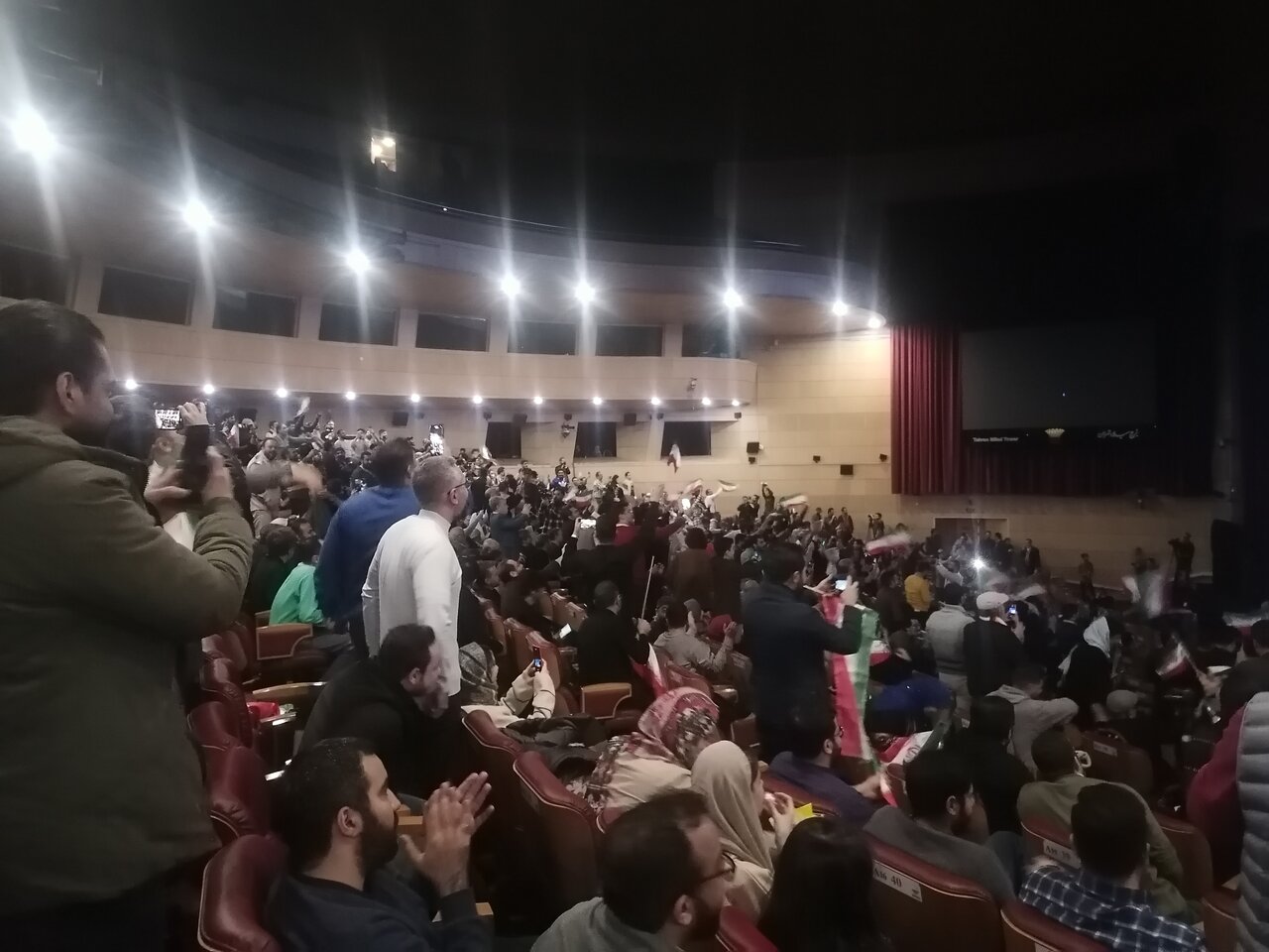 لحظه انفجار سالن میلاد از گل ایران /عکس