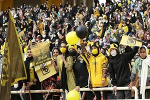 وضعیت فاجعه ورودی زنان در استادیوم نقش جهان/ ویدئو