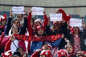 ماجرای یک عکس جنجالی در دربی؛ جای زنان اینجا نیست/ فقط چند ثانیه برای اعتراض فرصت داشتیم!