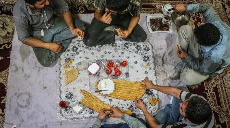 وزارت بهداشت: تعیین "سبد غذایی برای مشاغل" فاقد مبنای علمی است/ هنوز سبد غذایی جدیدی تدوین نشده