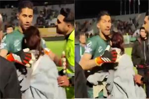 جنجال بغل کردن گلر استقلال توسط یک زن جیمی جامپ در اراک!/ حمله یکی از پلیس‌های حاضر در ورزشگاه اراک به او/ ویدئو