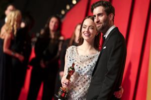 خانم بازیگر در فیلم همسرش بازی می کند