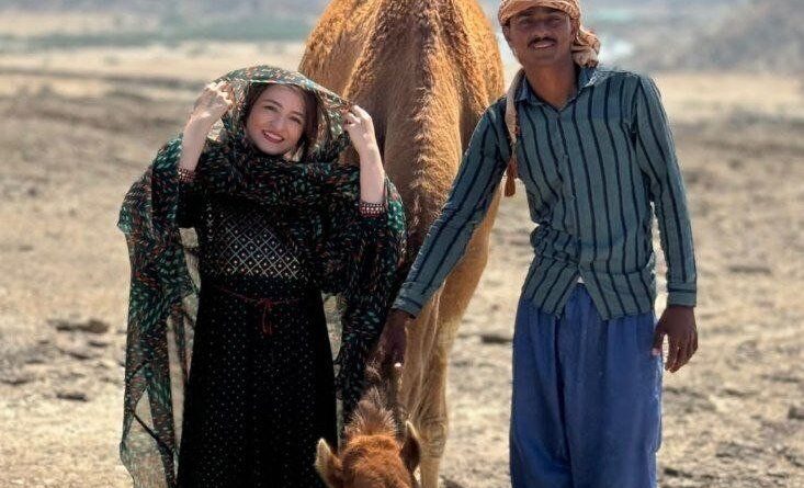 شترسواری گلاره عباسی بازیگر در جنوب ایران (عکس)