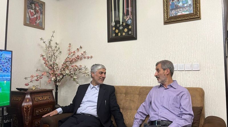 عکس| وزیر ورزش در منزل محمد مایلی‌کهن
