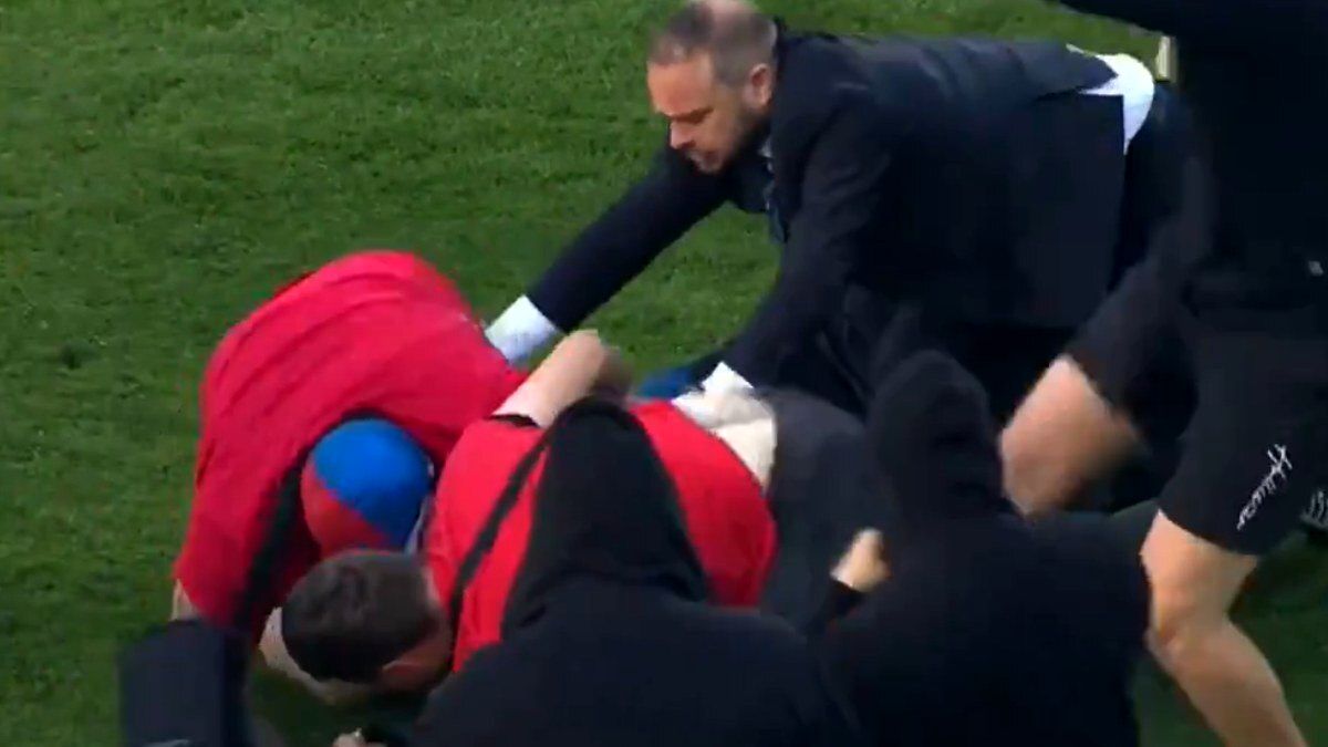 فینال جام حذفی جمهوری چک به جنگی تمام عیار تبدیل شد؛ حمله وحشیانه هواداران به مجریان تلویزیونی! (+عکس)