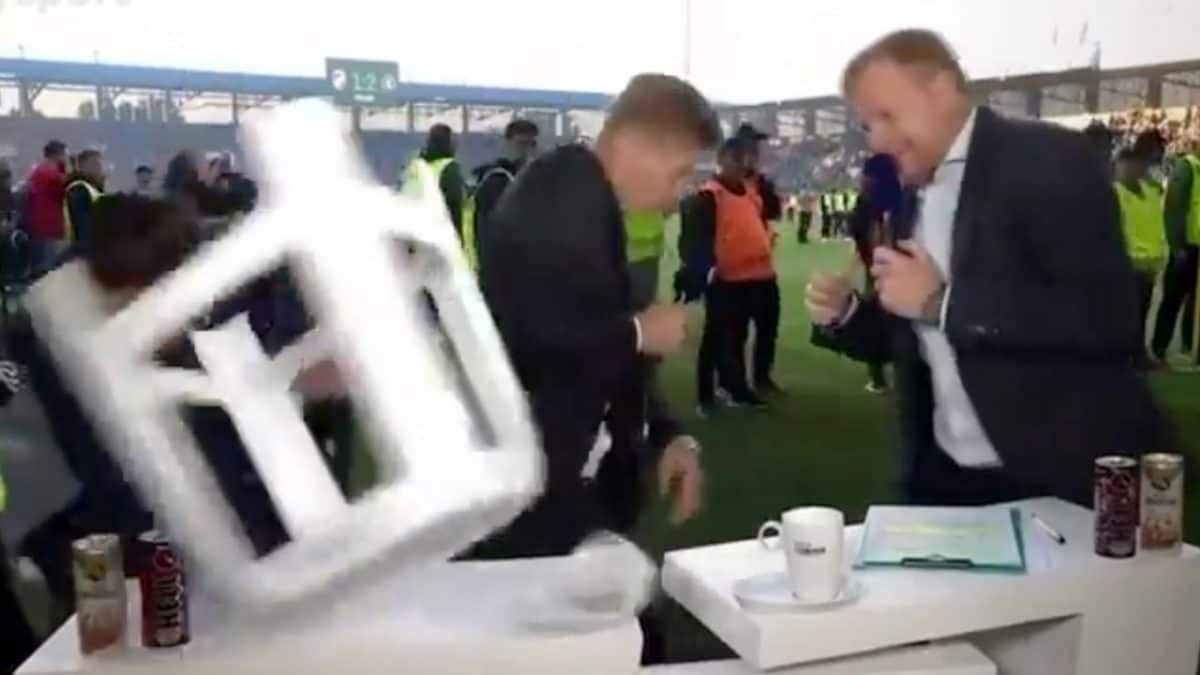 فینال جام حذفی جمهوری چک به جنگی تمام عیار تبدیل شد؛ حمله وحشیانه هواداران به مجریان تلویزیونی! (+عکس)