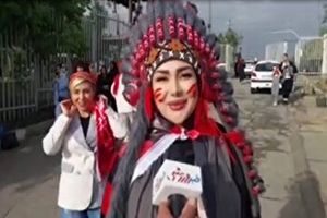 استایل سرخپوستی دختر پرسپولیسی در ورزشگاه آزادی/ ویدئو