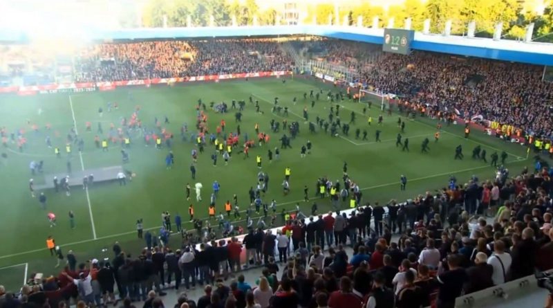 فینال جام حذفی جمهوری چک به جنگی تمام عیار تبدیل شد؛ حمله وحشیانه هواداران به مجریان تلویزیونی! (+عکس)