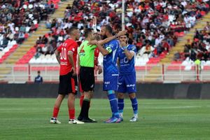 کارشناسی صحنه پنالتی و اخراج بازیکن استقلال