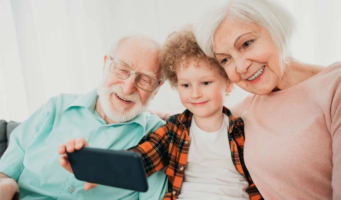 مادربزرگ و پدربزرگ ها چه نقش و جایگاهی در خانواده و پرورش فرزندان دارند؟_طلوع شرق 13 نگاهی به نقش مادربزرگ ها و پدربزرگ ها در پرورش نوه ها