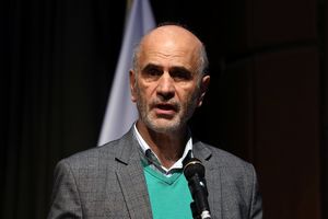 تندروها در ساخت رانتیِ غیرشفاف، حکومت را فریب می دهند/ راه نجات ایران گسترش عادلانه و فراگیر و به رسمیت شناختن همه عناصر و اجزای نظام ملی است_طلوع شرق 6 تندروها در ساخت رانتیِ غیرشفاف، حکومت را فریب می دهند/ راه نجات ایران توسعه عادلانه و فراگیر و به رسمیت شناختن همه عناصر و اجزای نظام ملی است