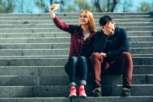 آیا شما هم در مورد رابطه عاطفی تان در شبکه های اجتماعی لاف می زنید؟