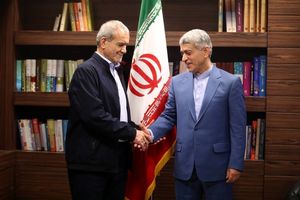 سورپرایز پزشکیان و طیب نیا برای کارمندان، حقوق بگیران و کسبه/ ویدئو