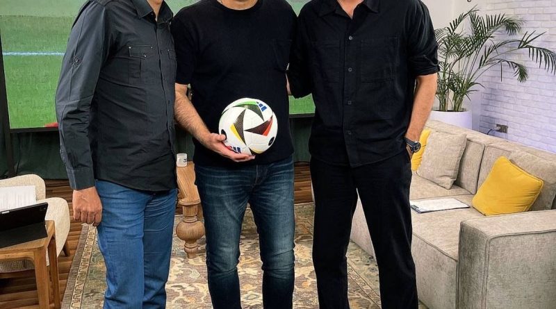 عکس | لبخند عادل فردوسی‌پور و برادرش کنار علی دایی