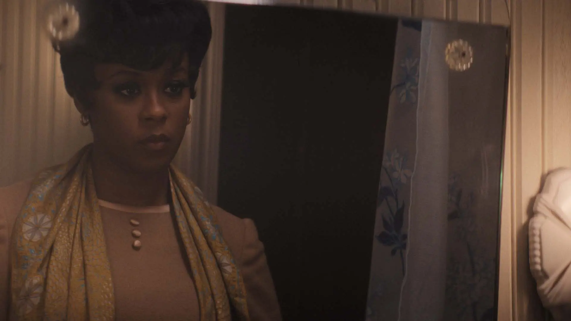 معارفه سریال «بانوی دریاچه»؛ اولین وجود تلویزیونی ناتالی پورتمن_طلوع شرق 4 موزس اینگرام در نقش کلیو جانسون در سریال Lady in the Lake