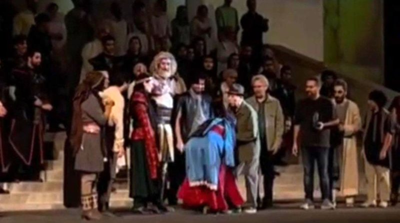 گوهر خیراندیش، دست علی نصیریان را بوسید/ ویدئو