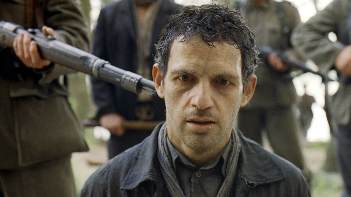 ۱۰ فیلم جنگی برتر دهه ۲۰۱۰ تا ۲۰۲۰_طلوع شرق 23 ۱۰ فیلم جنگی برتر دهه ۲۰۱۰ تا ۲۰۲۰؛ از Land of Mine تا Beneath Hill ۶۰