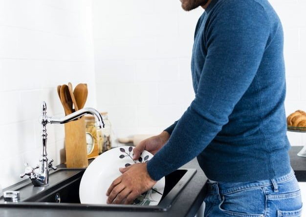 کارکردن مردان در خانه