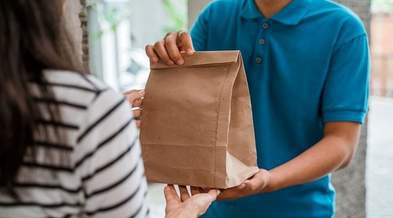 سفارش غذای آماده برای دوست بیمارتان می‌تواند یک راه خوب برای خوشحال کردن او باشد