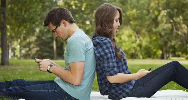 تلفن همراه و آسیبی که بر رابطه زوجین می زند_طلوع شرق 6 تلفن همراه و آسیبی که بر رابطه زوجین می زند طلوع.webp