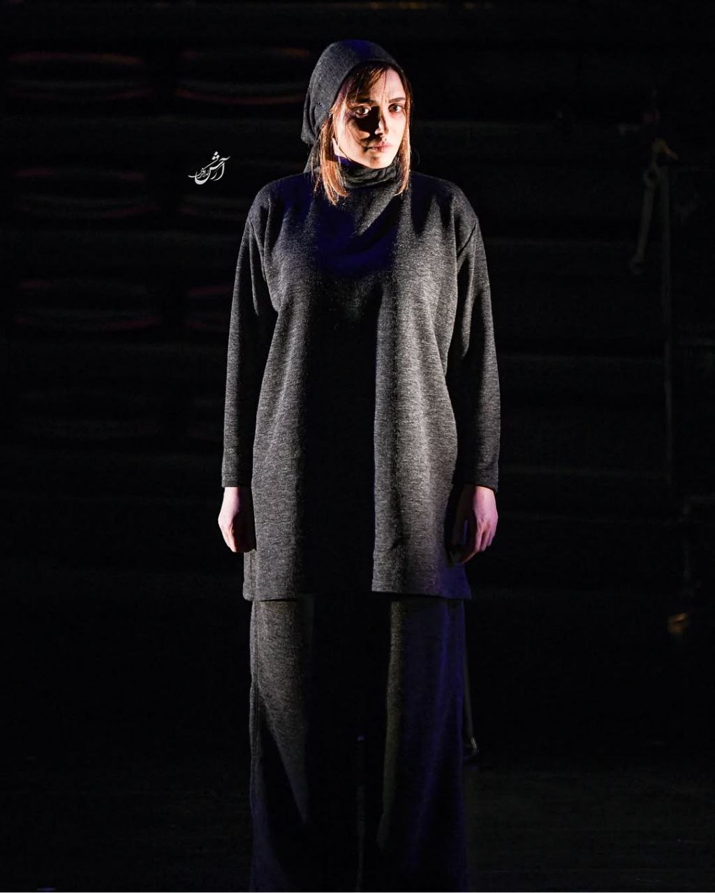 اجرای تازه ترین تاثییر جلال تهرانی در تئاتر شهر اغاز شد؛ اغاز توفانی «بونکر دوم/ شکارچی و قطار»_طلوع شرق 13 photo 2024 12 30 21 58 47