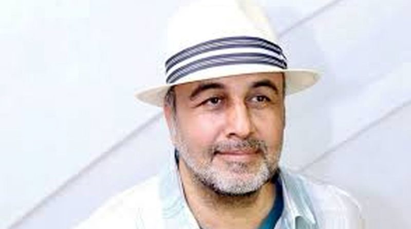 رضا عطاران با دست گچ گرفته در مراسم درگذشت پدرش در مشهد/عکس