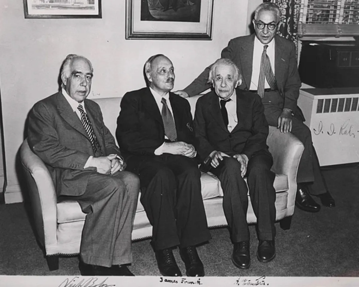 چرا نظریه کوانتوم بعد از گذشت 100 سال تا این مدت برای فیزیکدانان معما است؟_طلوع شرق 4 3