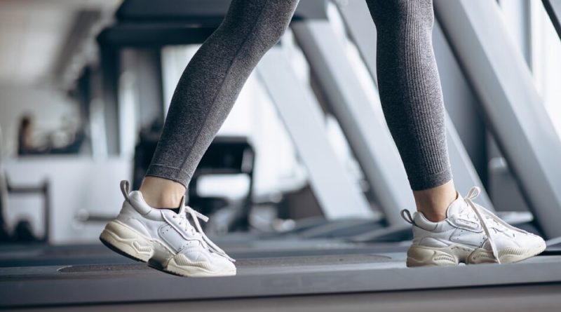 با کمک این ۵ ترفند در طول پیاده روی عضله بسازید! / ترجمه