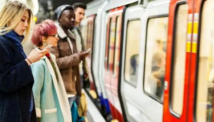 حرف زدن با غریبه‌ها ما را شاد‌تر می‌کند؛ چطور سر صحبت را باز کنیم؟