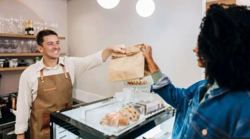 حرف زدن با غریبه‌ها ما را شاد‌تر می‌کند؛ چطور سر صحبت را باز کنیم؟