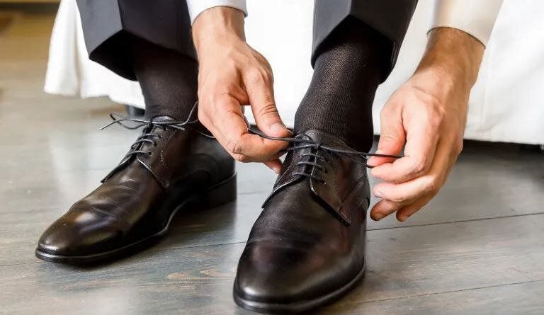 ۱۵ روش خانگی برای گشادکردن کفش تنگ