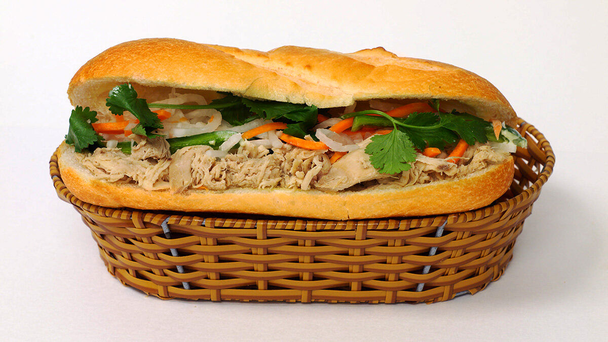 ساندویچ کالباس، بهترین غذای بین راهی در سفرها!_طلوع شرق 4 ساندویچ کالباس، بهترین غذای بین راهی در سفرها!/ به این باکسها میتوان اعتماد کرد؟