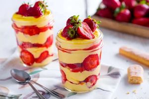 طرز تهیه دسر 3 لایه با توت فرنگی