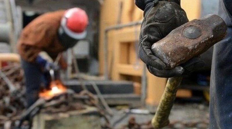 کارگران بدون شناسنامه؛ وقتی حقوق زیر خط فقر قانونی می شود